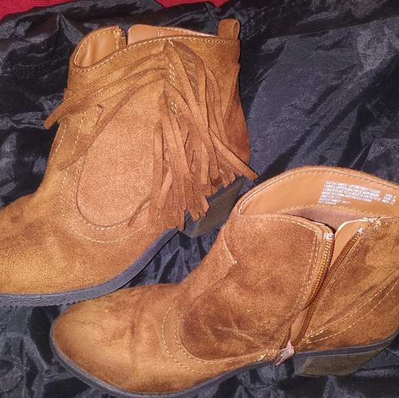 Shoes - Picture 2 of 4